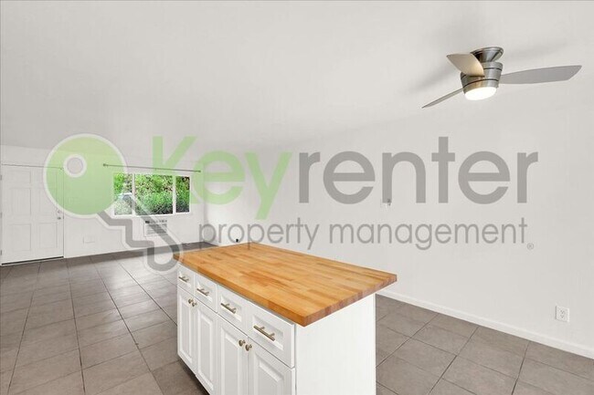 Foto del edificio - 6705 Greenback Ln