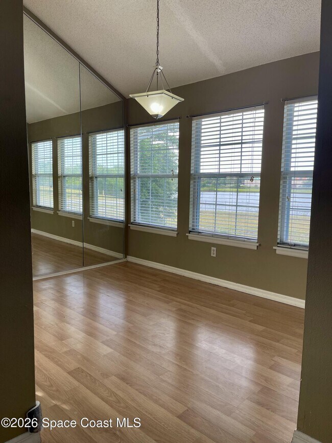 Foto del edificio - 4775 Lake Waterford Way