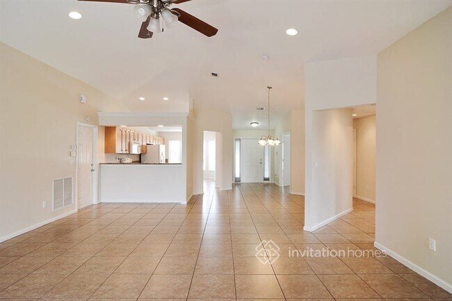 Building Photo - 272 SW Oakridge Dr