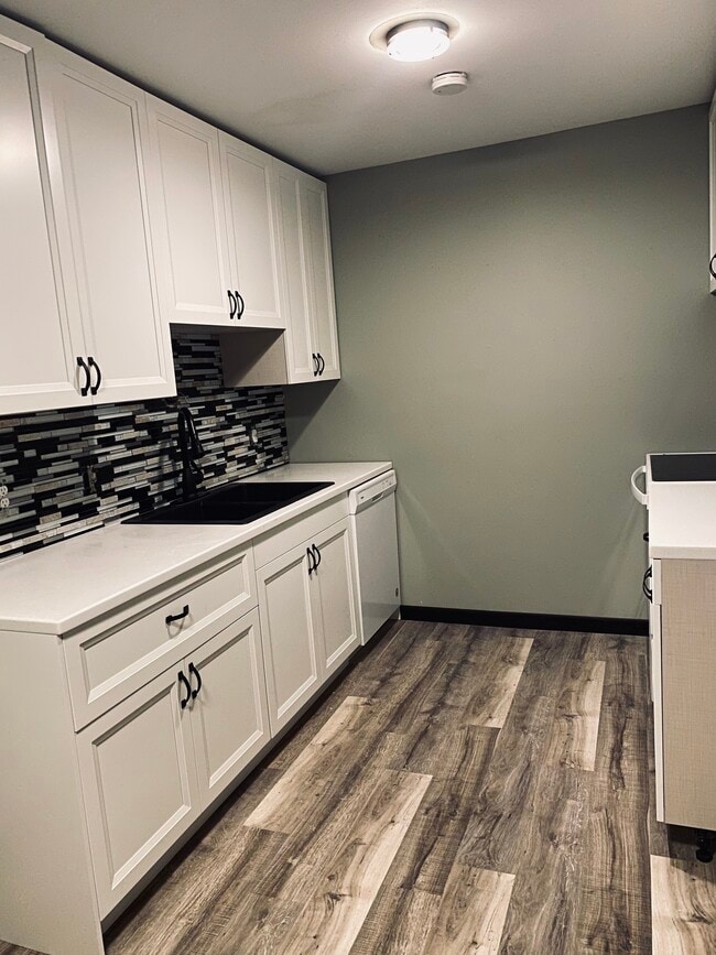 Building Photo - 704 9th St NW