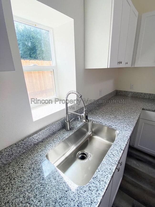 Building Photo - 708 Calle Pensamiento
