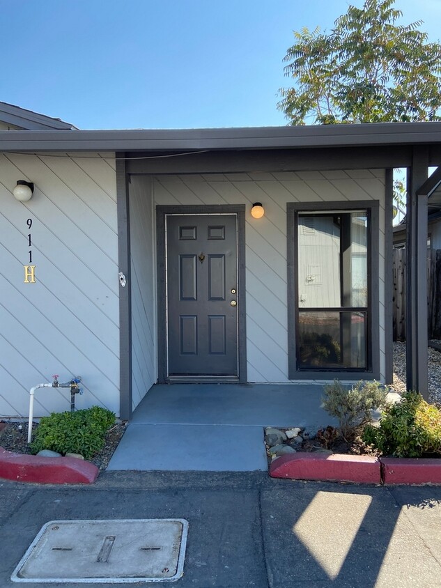 Primary Photo - Charming duplex in Folsom!