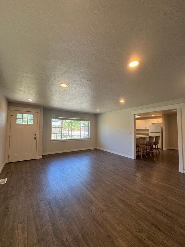 Building Photo - Spacious 4 Bed, 3 Bath House for Rent