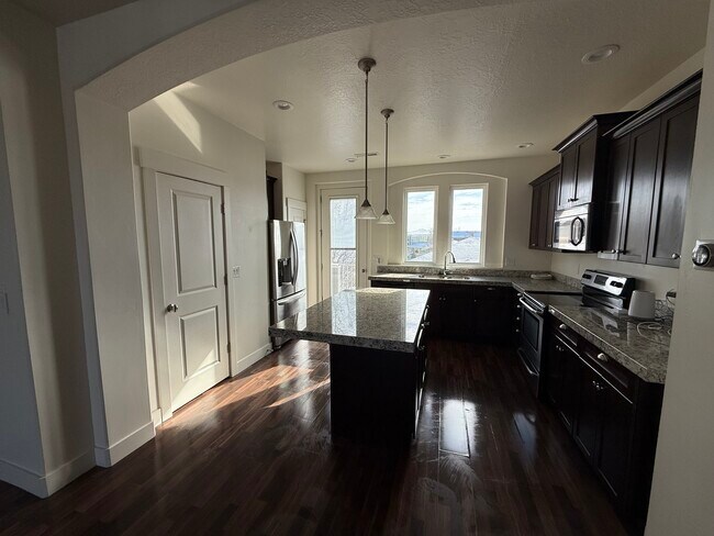 Cocina - 4911 W Daybreak Pky