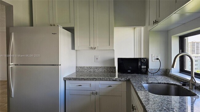 Foto del edificio - 17021 N Bay Rd