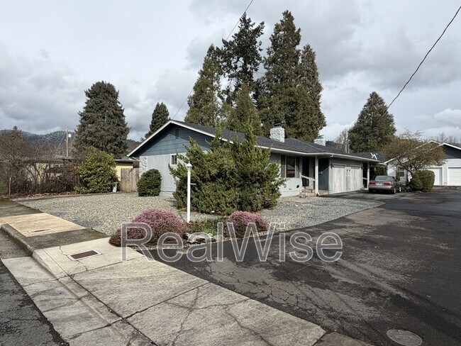 Foto del edificio - 431 NE Candy Ln