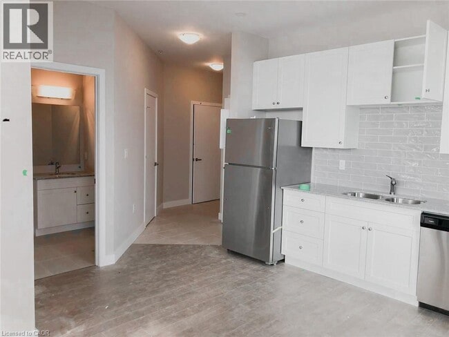 Building Photo - 100 Garment St