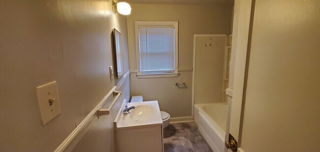 Building Photo - 2 Bedroom 1 Bathroom House!