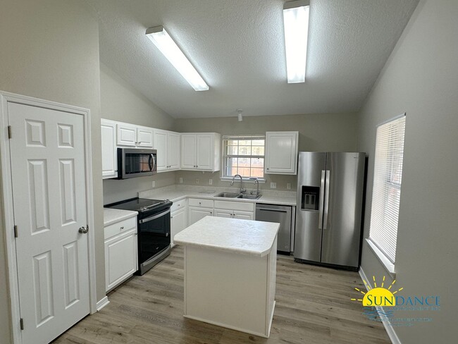 Building Photo - Gated Community with a community pool!