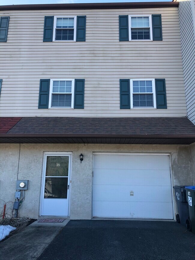 Building Photo - 16 Berger Ln