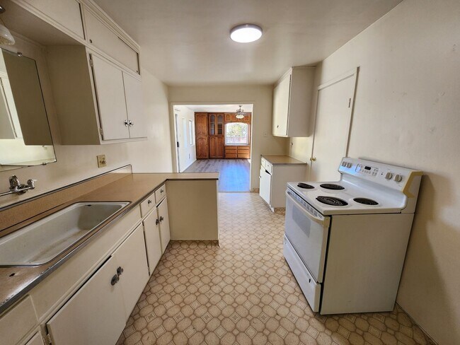 Building Photo - 4 bedroom 2 bath home with large fenced ba...