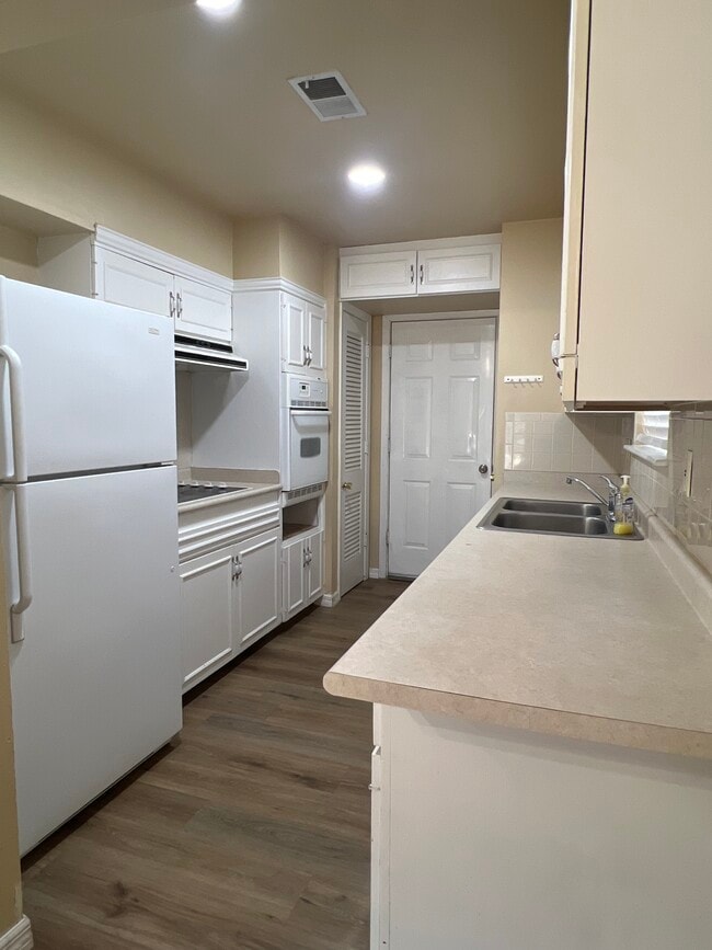 Kitchen - 3615 Teckla Blvd