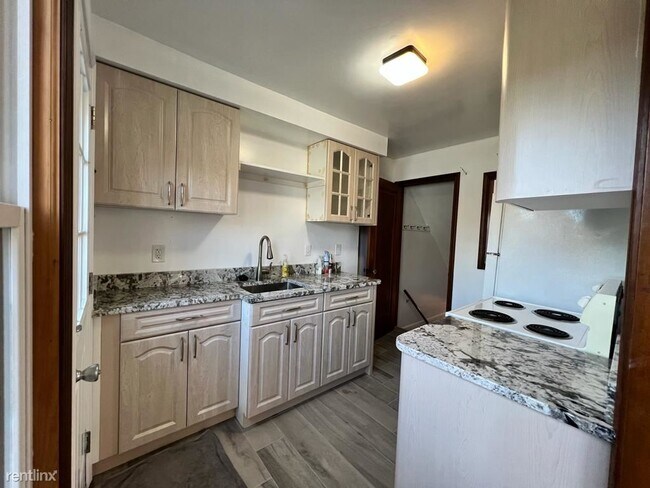 Building Photo - 2 br, 1 bath Duplex - 18463 Outer Dr 18463...
