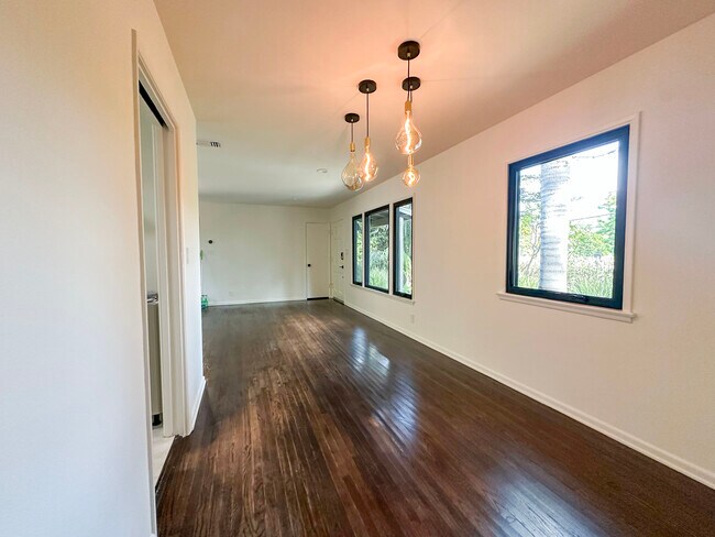 Comedor con vista a la sala de estar y la puerta principal, la entrada a la cocina es la puerta de la izquierda. - 14501 W Sunset Blvd