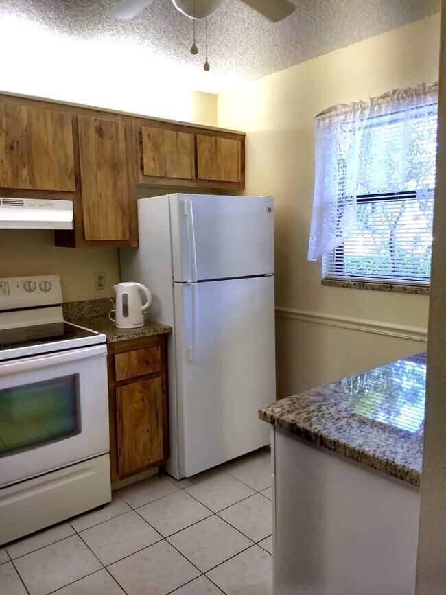 Kitchen - 9261 Central Park Dr