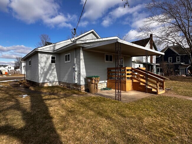 Building Photo - 114 N Rural St