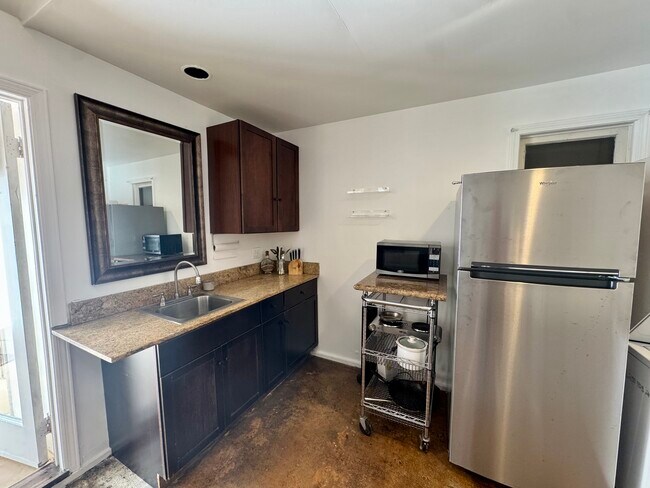 Foto del edificio - 8106 Rayford Dr