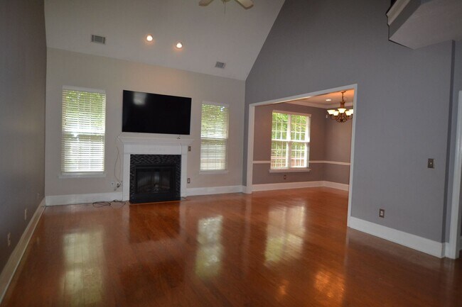 Building Photo - 535 Farmington Circle, 4 Bedroom Home in E...