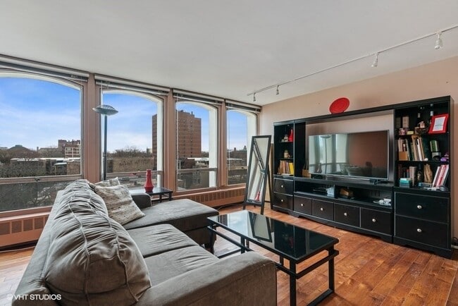 Building Photo - 1400 E 55th Pl