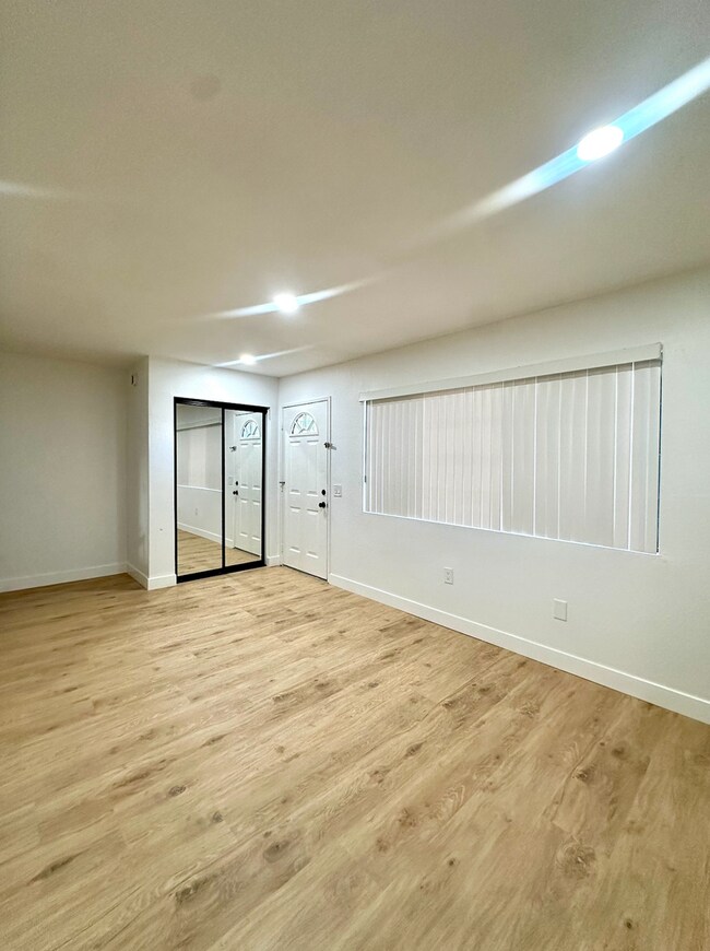 Foto del edificio - Beautiful & Cozy West Hills Adjacent Condo in Secure Building - MOVE IN READY