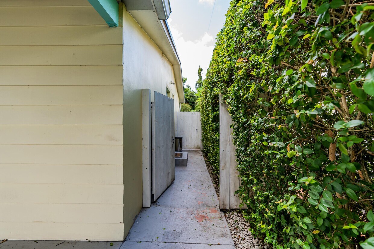 Primary Photo - 9130 SW 73rd St