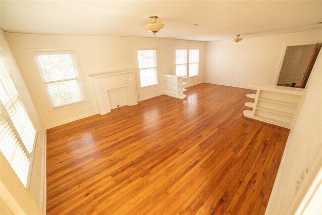 Foto del edificio - 5409 Woodview Ave