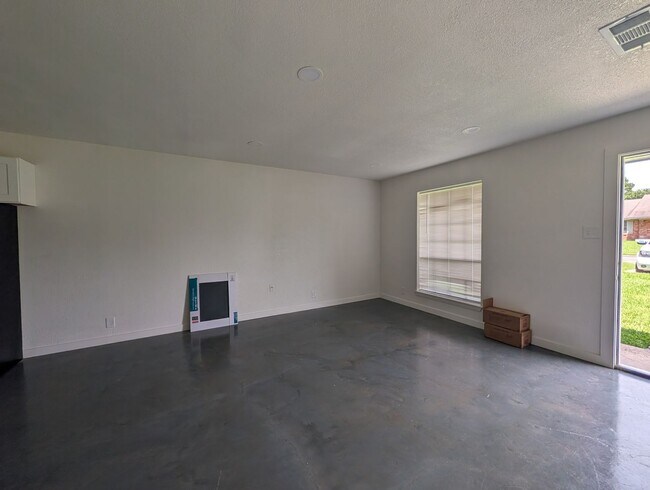 Foto del edificio - Updated Townhome Available Soon