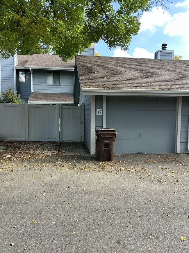 Building Photo - 3500 Rolling Green Dr