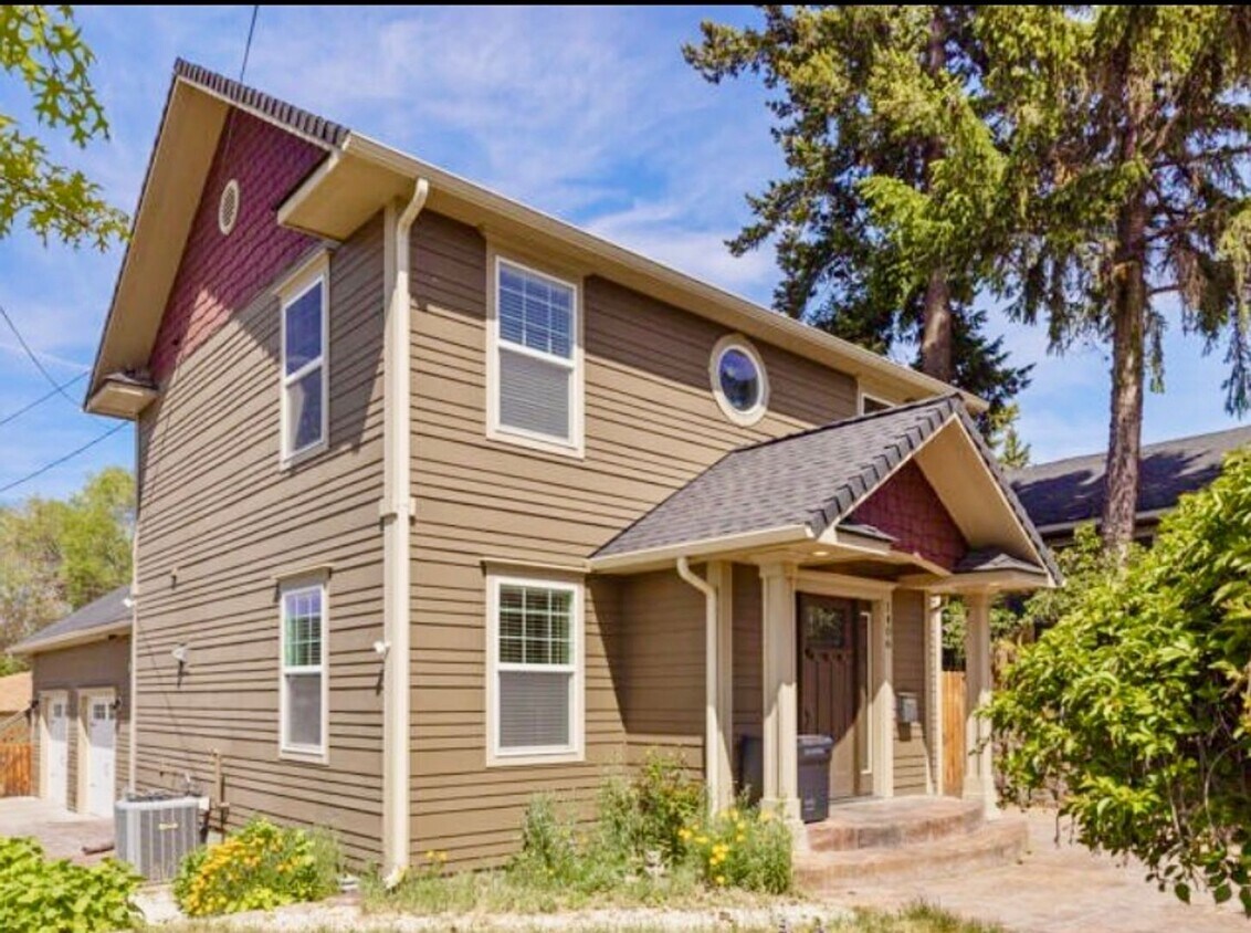 Primary Photo - 3 Bdrm, 1.5 Bath Executive home with quest...