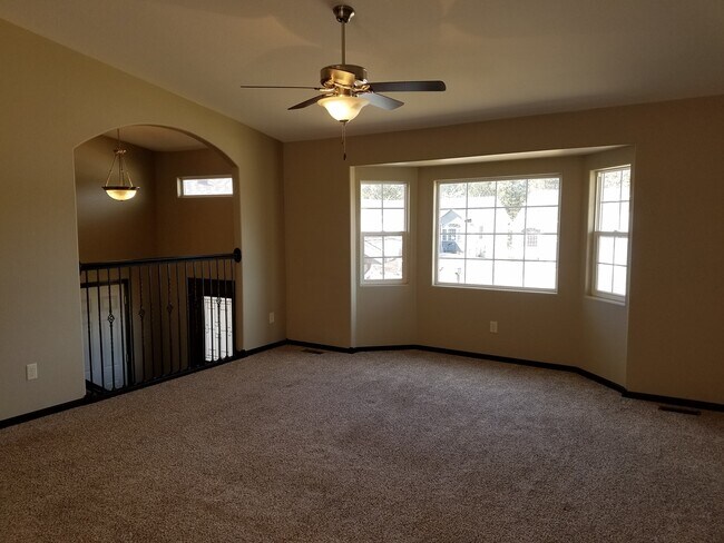 Foto del edificio - 4 BEDROOM | 3 BATH | TOWNHOME | GARAGE | WEST SIDE