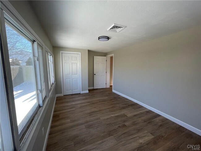 Foto del edificio - 4900 Bear Rd