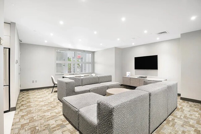 Building Photo - 100 Jay St