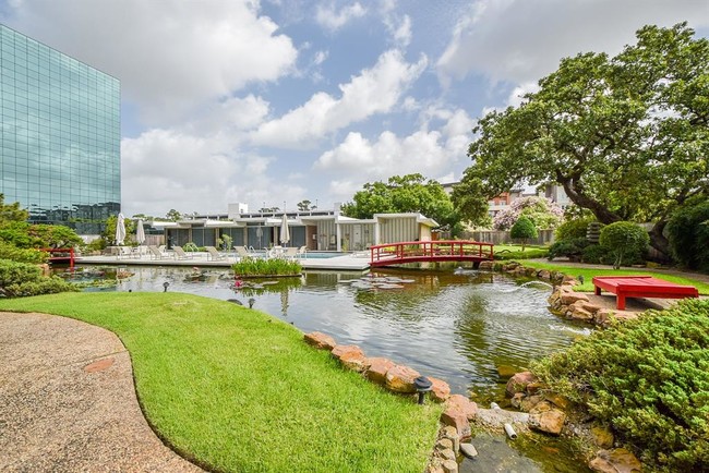 Foto del edificio - 5050 Woodway Dr