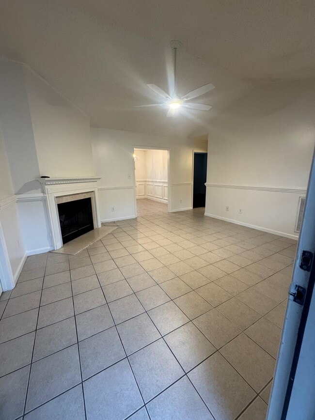 Building Photo - 136 Creek Commons Ave