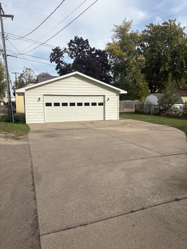 Building Photo - 106 Juniper St S