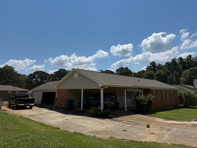 Building Photo - 437 S Wilson Dam Rd