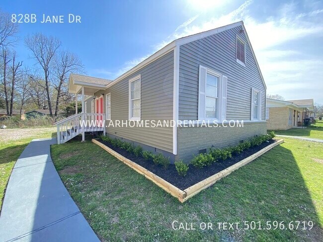 Building Photo - 828B Jane Dr | $925 | 2 beds, 1 full bath