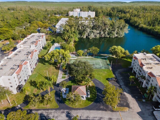 Foto del edificio - 8240 SW 210th St