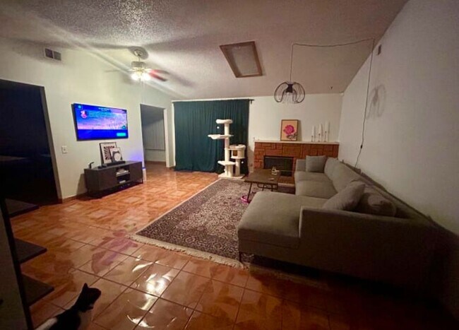 Foto del edificio - 2463 Carnation Ave