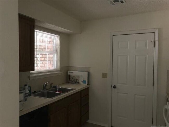 Foto del edificio - UNION Schools 3/2/2 near High School and Woodland Hills Mall.