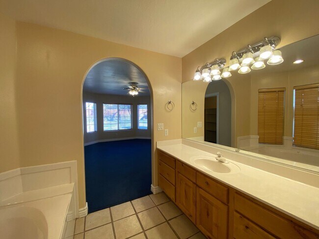 Building Photo - 4 br, 2 bath House - 629 S Main Street