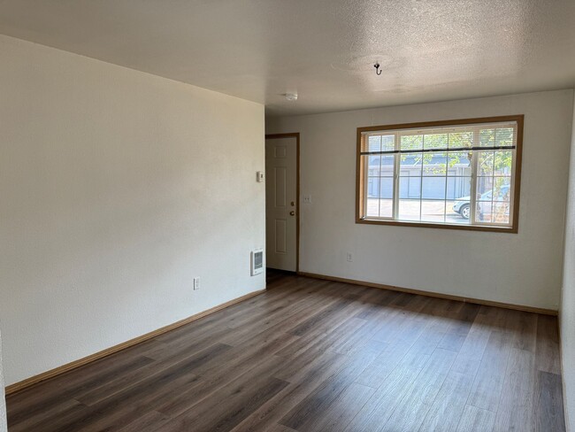 Building Photo - Freshly recently updated 3-bedroom 2-bathroom duplex with garage!