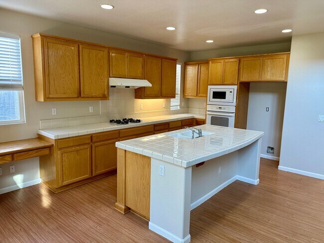 Foto del edificio - Large beautiful home, new paint. Bedroom a...