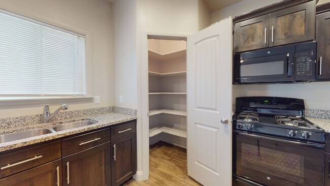 Building Photo - 3 Bedroom Cedar Bend Townhome
