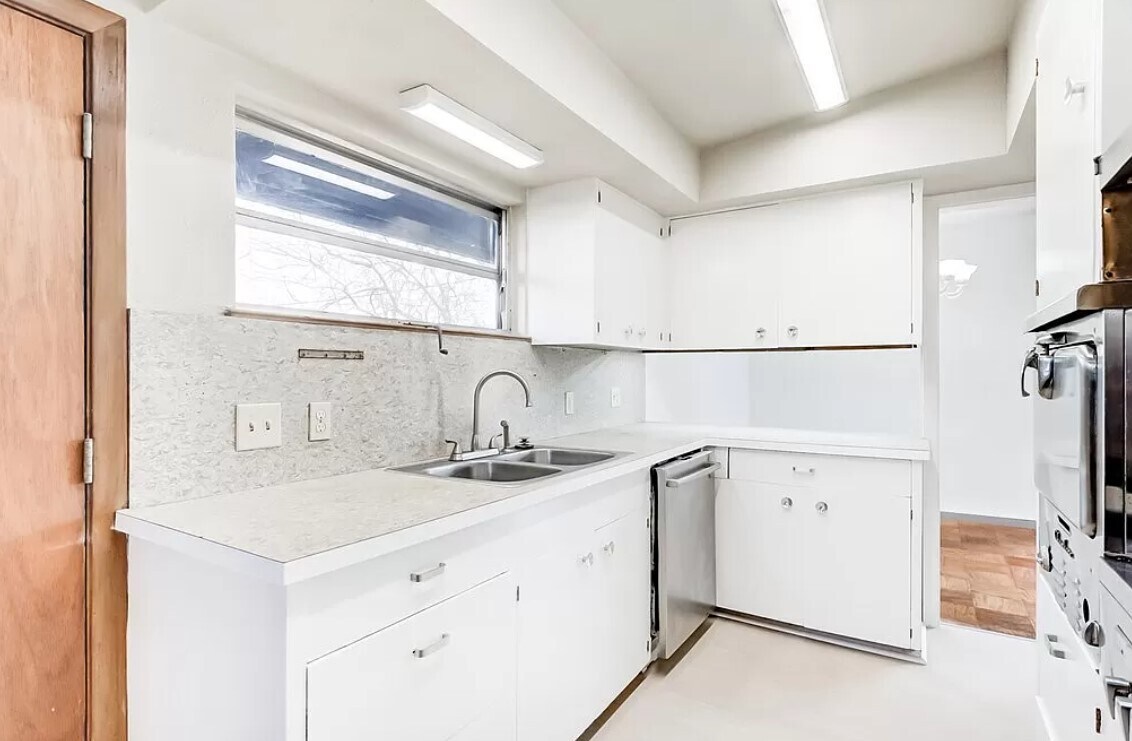 Foto del edificio - 4600 Lakeshore Dr
