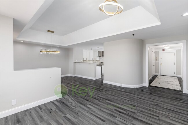 Building Photo - Penthouse Luxury Living with Stunning View...