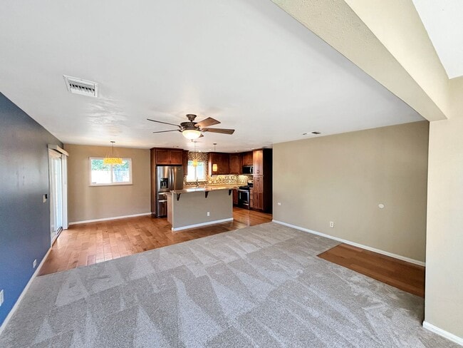 Foto del edificio - Beautiful 4BD/2BA W/ 2-Car Garage, AC, and...