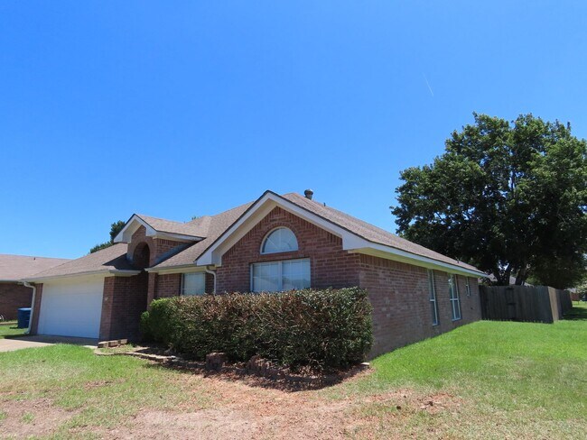 Building Photo - Bullard ISD - Gorgeous 4 Bedroom Home on C...