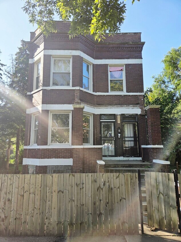 Foto principal - 2041 W Marquette Rd