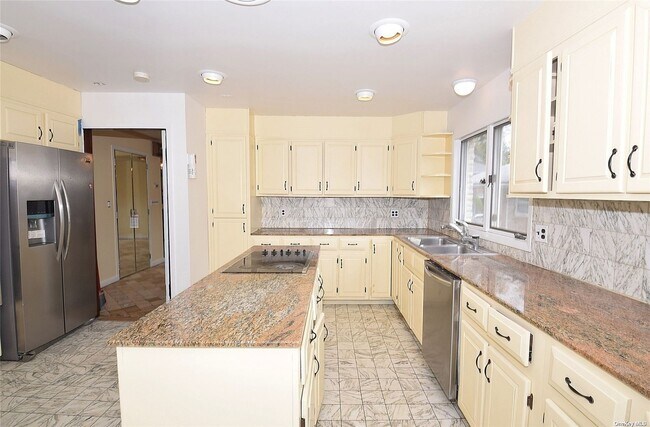 Foto del edificio - 83-14 Abingdon Rd